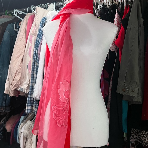 ombre red and pink scarf - Picture 4 of 5